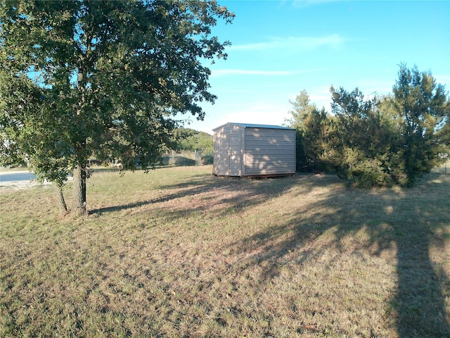 view of yard featuring a storage unit