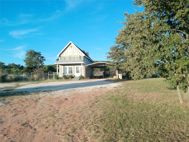 view of front of home featuring a front lawn and a carport