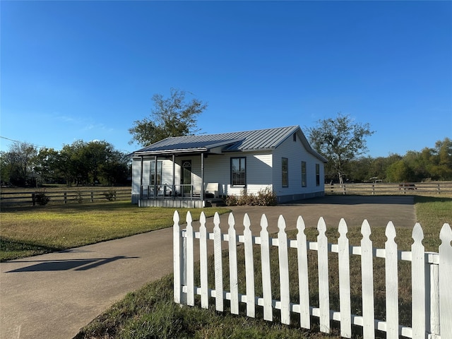 view of front facade with a front yard