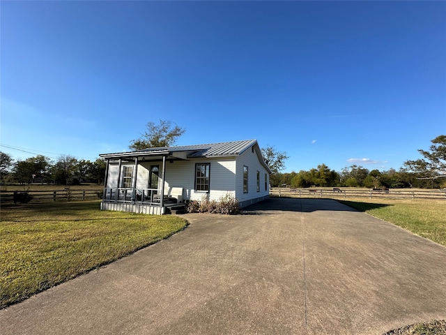 view of front of home featuring a front lawn