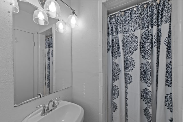 bathroom featuring a shower with curtain and sink