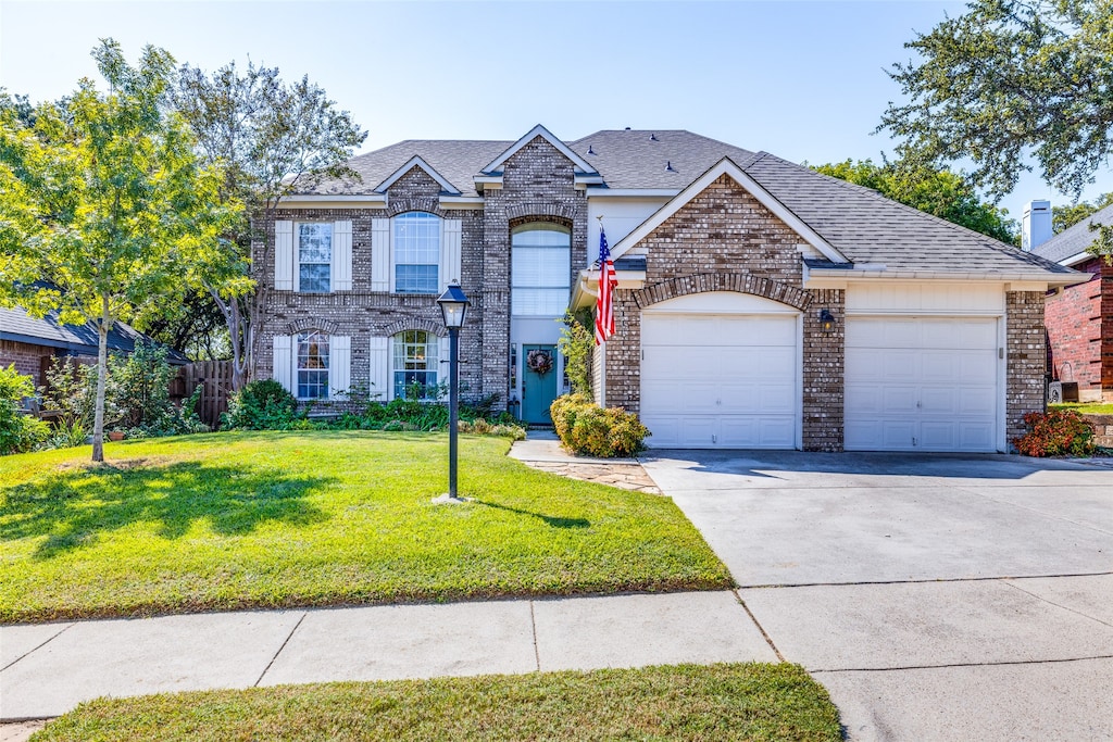 view of front of house featuring a front lawn and a garage