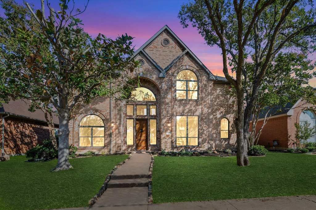 view of front of property with a yard