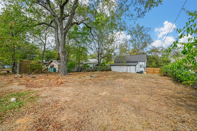 view of yard with an outbuilding