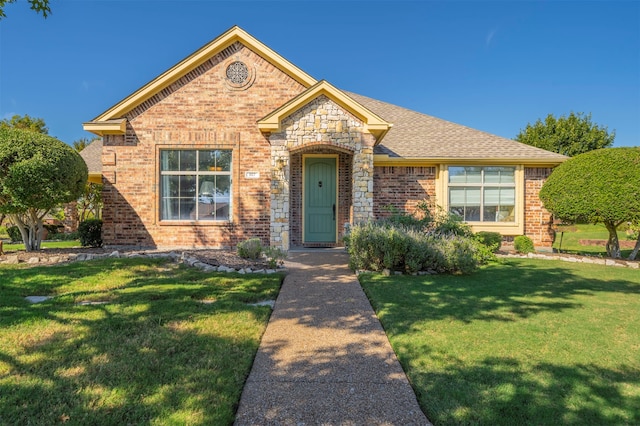 view of front of property with a front yard