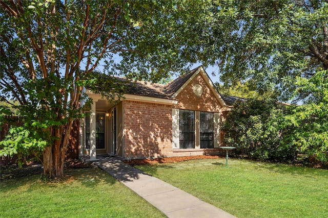 view of front of home with a front lawn