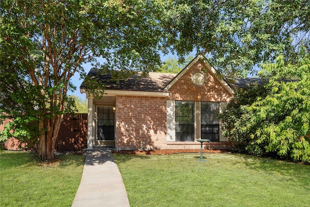 view of front of property featuring a front lawn