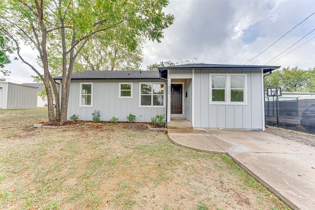 single story home featuring a front yard