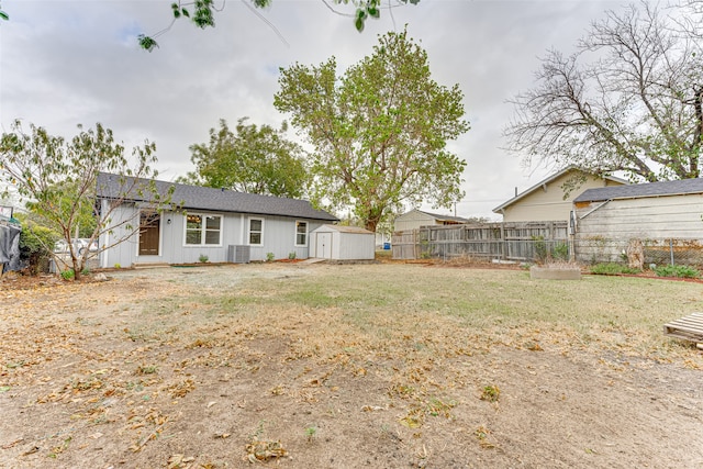 view of yard featuring a storage shed