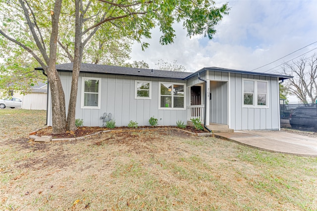 ranch-style house with a front lawn