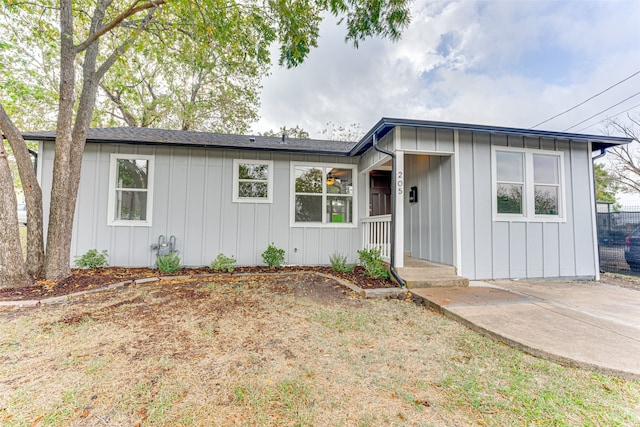 single story home featuring a porch