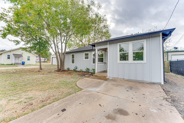 view of front of property featuring a front yard