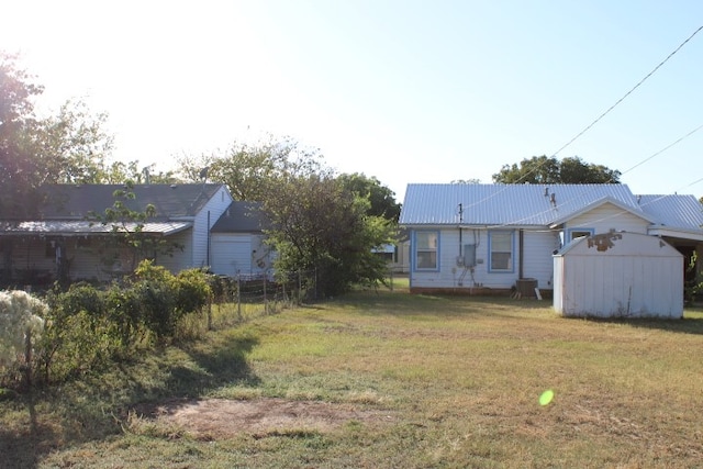 view of yard featuring a shed