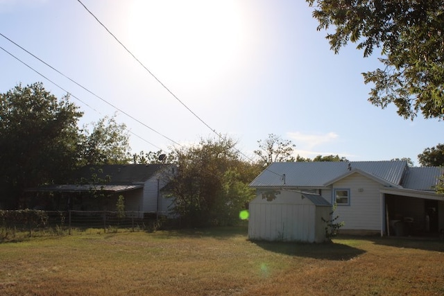 view of yard featuring a storage shed