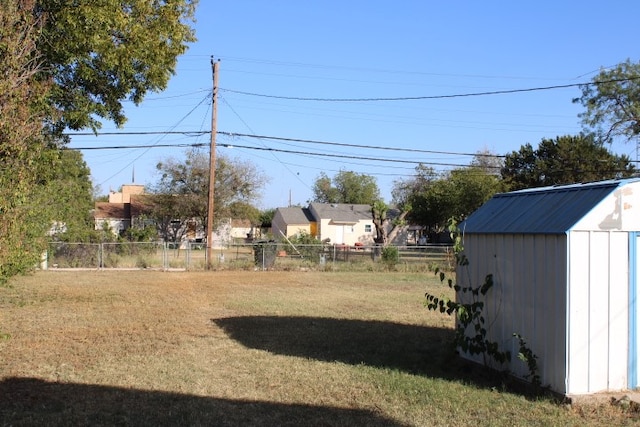 view of yard featuring a storage unit