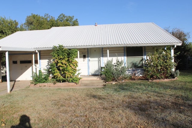 view of front of property featuring a front yard and a porch