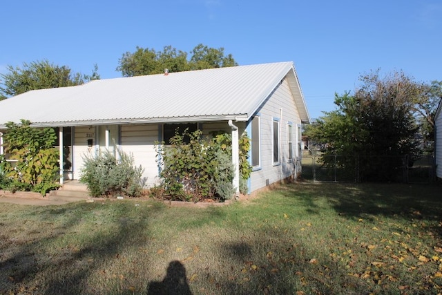 view of front facade featuring a front lawn