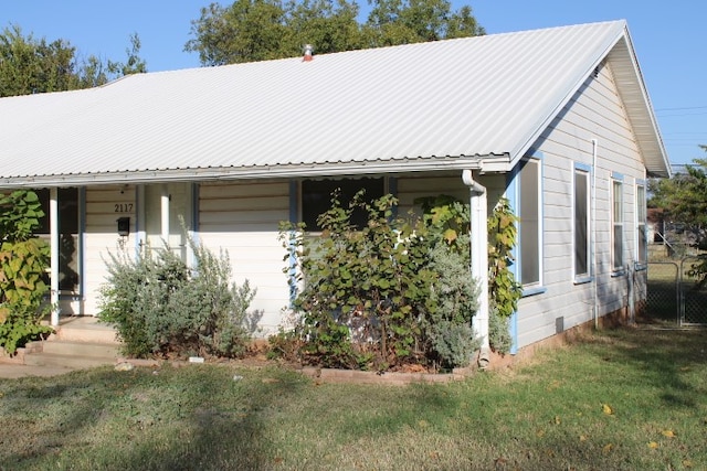 view of front facade with a front lawn