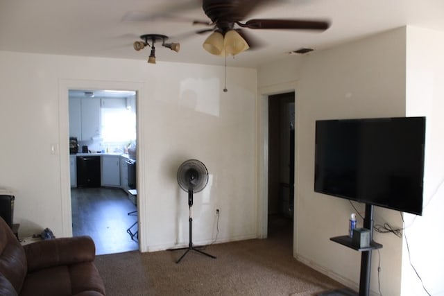 carpeted living room featuring ceiling fan