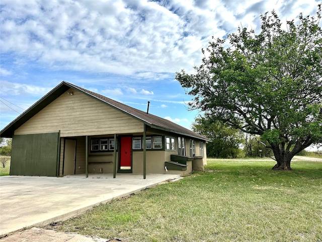 view of front of house featuring a front yard