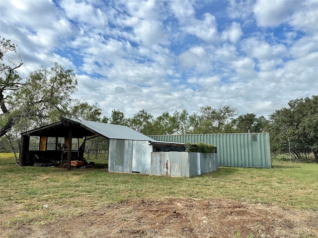 view of yard with an outdoor structure