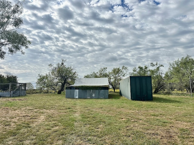 view of yard with an outdoor structure