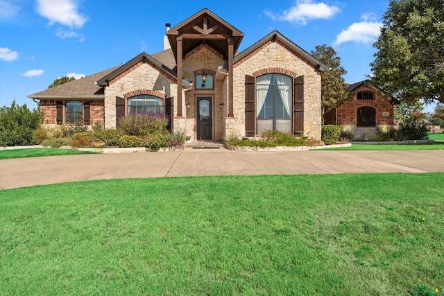 view of front of property featuring a front yard