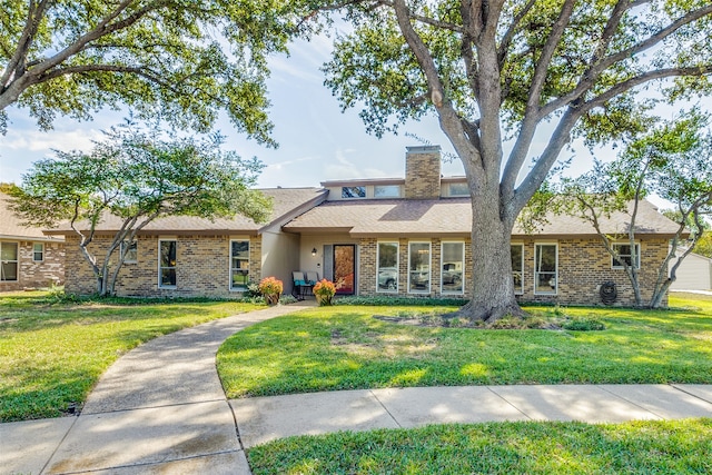 view of front of house featuring a front yard