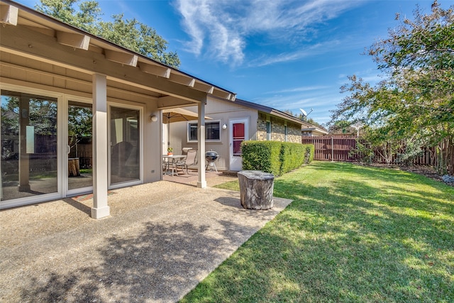 view of yard featuring a patio