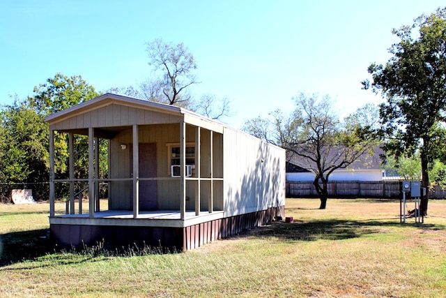 view of front of home featuring a front lawn