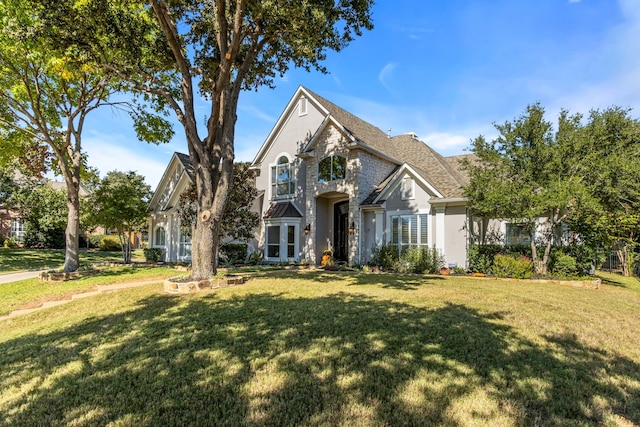 view of front of property featuring a front lawn