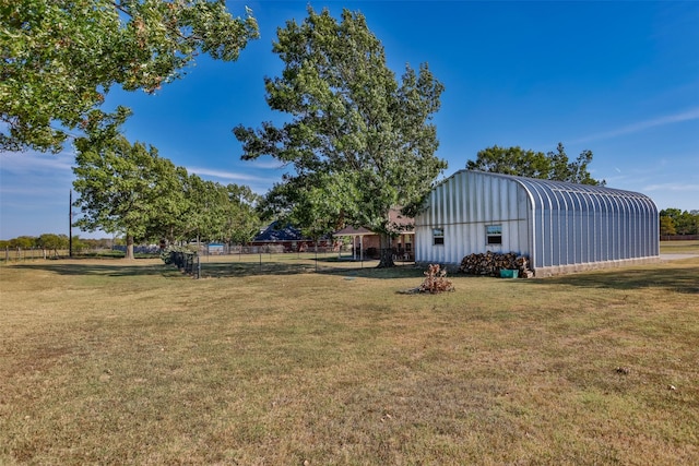 view of yard featuring an outbuilding