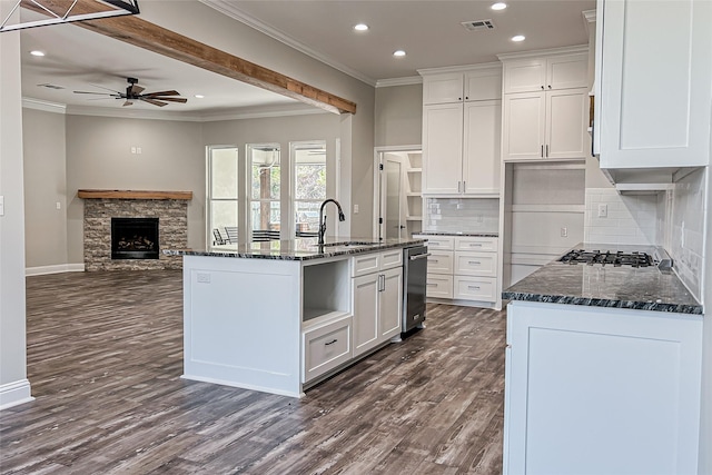 kitchen with white cabinetry, a kitchen island with sink, dark hardwood / wood-style flooring, and ceiling fan