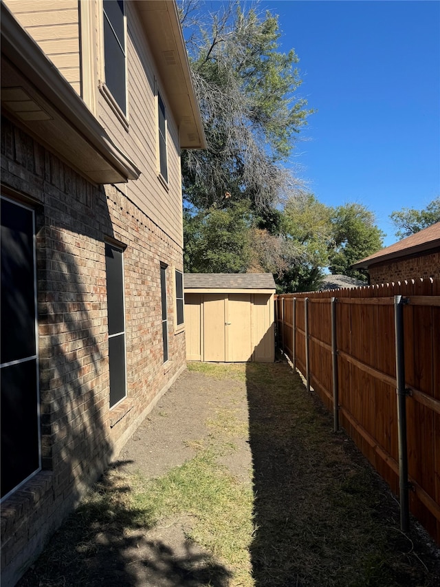 view of yard featuring a shed