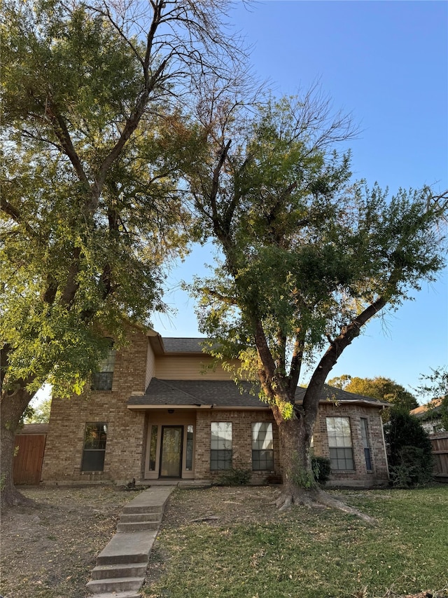 view of front of house featuring a front lawn