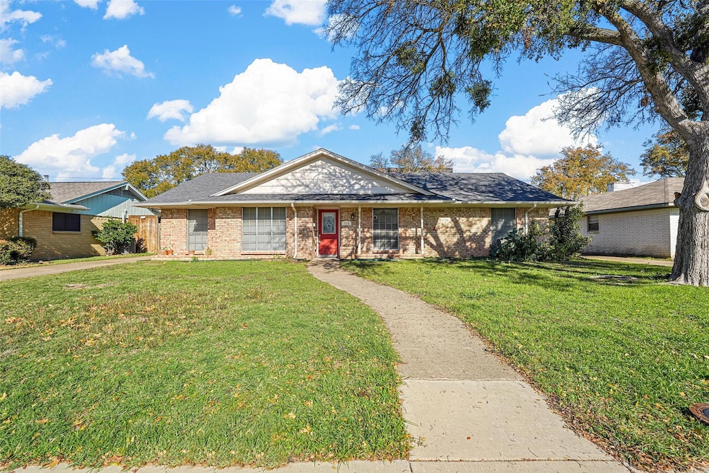 view of front of house featuring a front yard