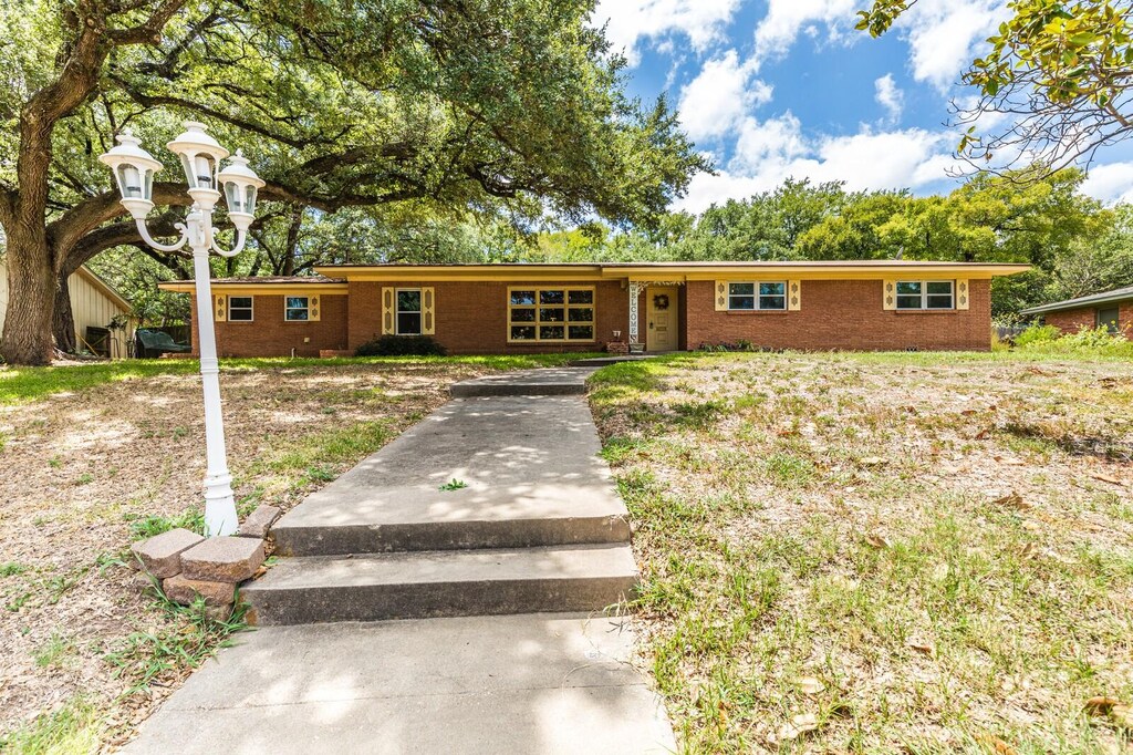 2324 Wooded Acres Dr, Waco, TX 76710 - single story home featuring brick siding