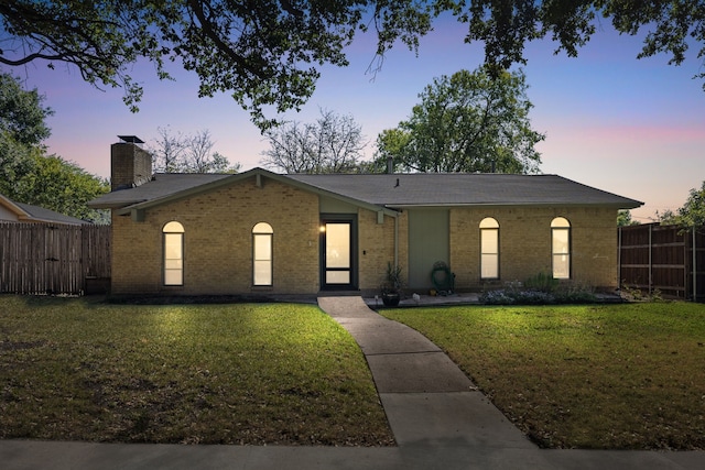 view of front of property featuring a lawn