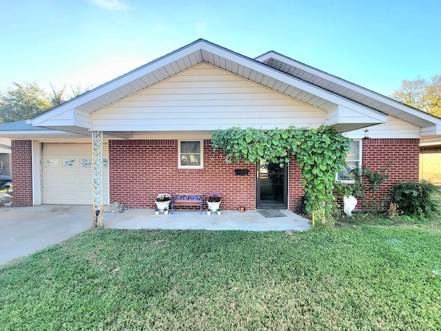 view of front of home featuring a front yard and a garage