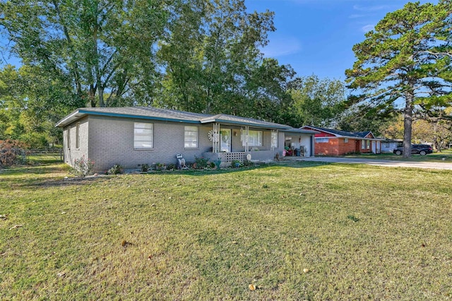 ranch-style house featuring a front lawn