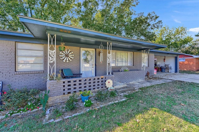 single story home featuring covered porch and a front lawn