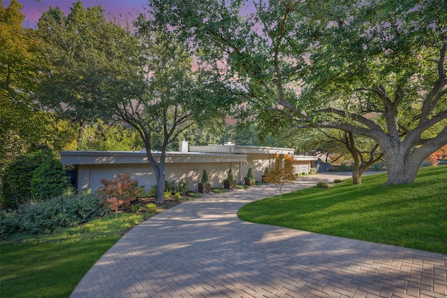 view of front of home featuring a lawn