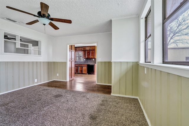 unfurnished room featuring dark wood-type flooring, a textured ceiling, and ceiling fan