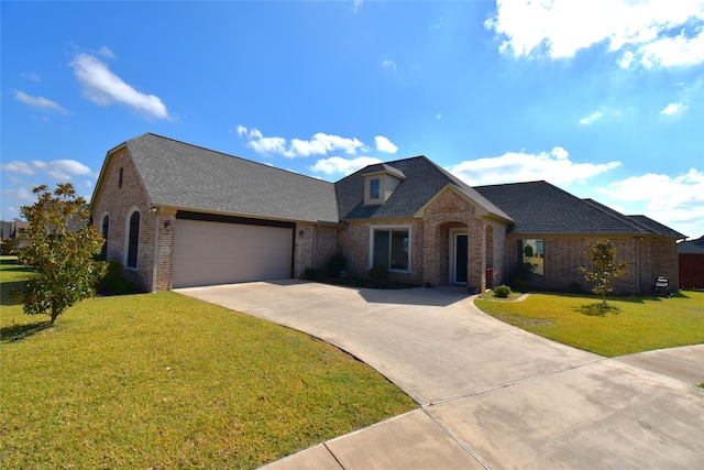 view of front facade featuring a garage and a front yard