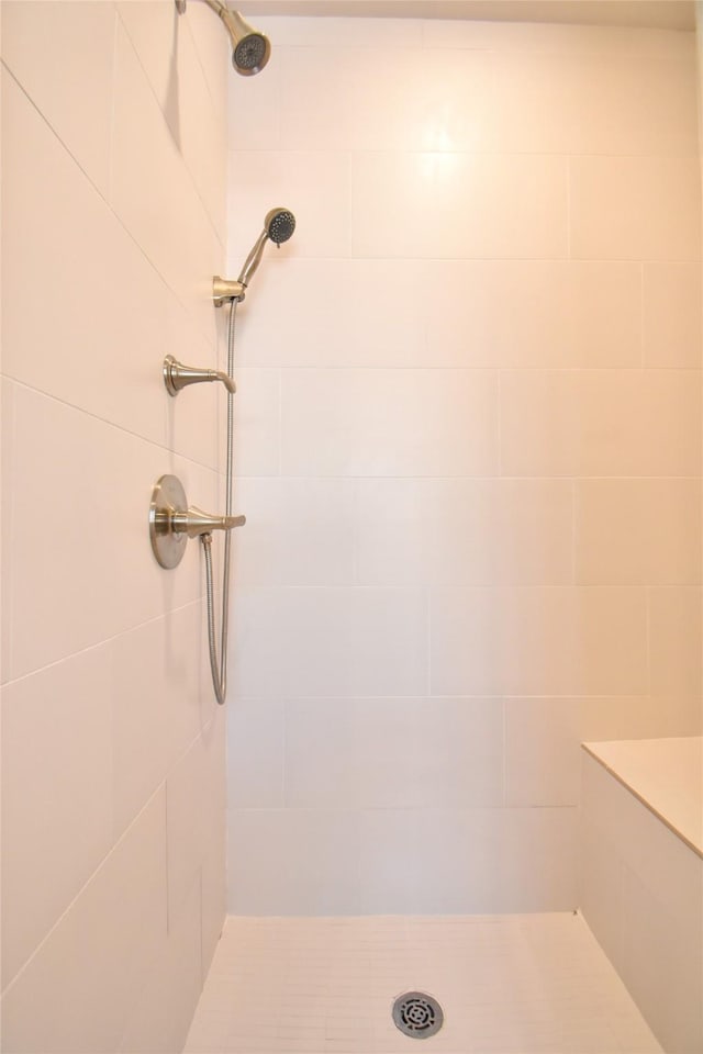 bathroom featuring tiled shower