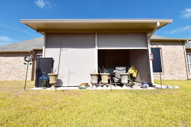 back of house featuring a lawn