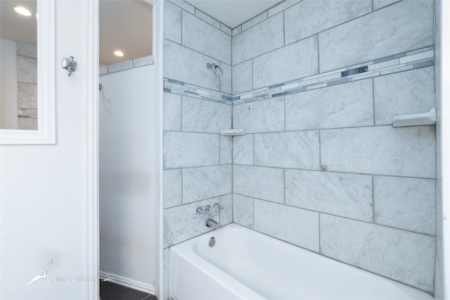 bathroom with tiled shower / bath