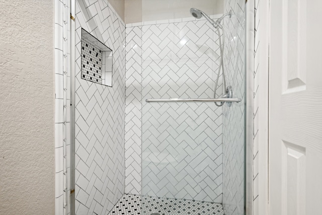 bathroom featuring tiled shower