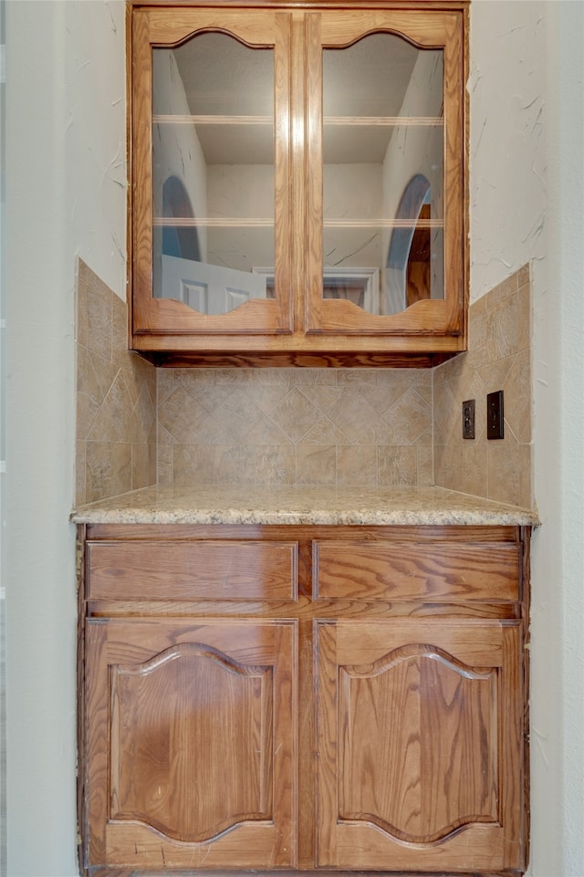 interior details featuring tasteful backsplash