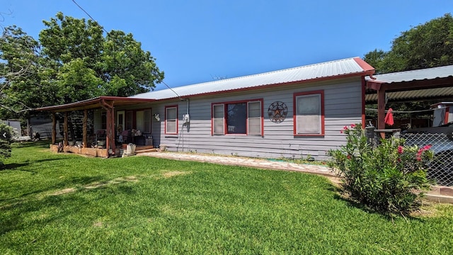 view of front of property featuring a front yard